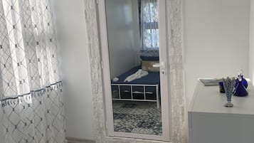 4 habitaciones, tabla de planchar con plancha, wifi y ropa de cama