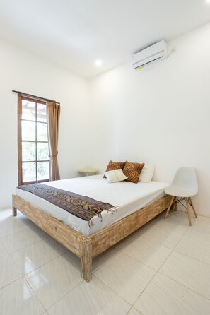 2 bedrooms, desk, WiFi, bed sheets
