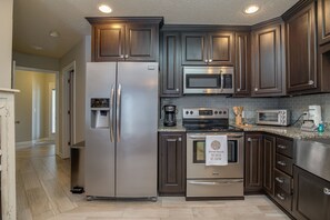 Kylskåp, mikrovågsugn, ugn och spishäll