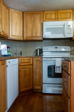 Fridge, microwave, oven, stovetop - Seven Arches - Studio in Warwick (Warwick)