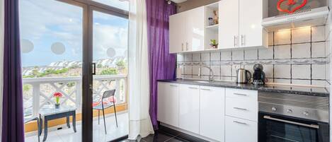 Frigorífic, microones, forn i placa de cuina