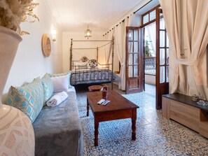 Smart TV, caminetto, videogiochi, tavolo da ping pong