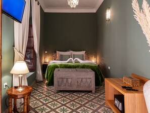 6 chambres, coffres-forts dans les chambres, bureau