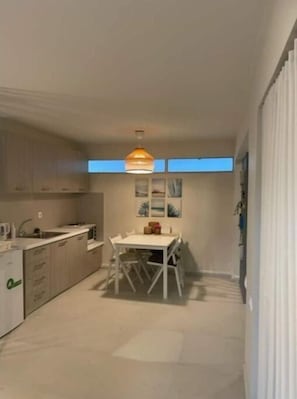 Frigorifero, forno, piano cottura, macchina per tè/caffè