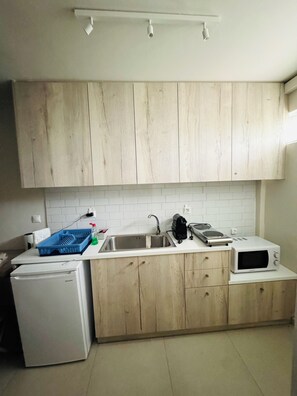 KĂŒhlschrank, Mikrowelle, Herdplatte, Wasserkocher mit Kaffee-/Teezubehör