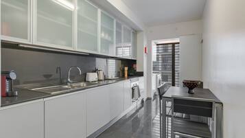 City Apartment | Private kitchen | Electric kettle, dining tables