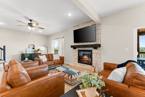 Smart TV, chimenea, videojuegos y futbolito