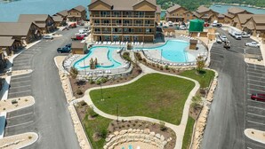 Un hôtel doté d’une piscine, d’un parking et d’un espace aménagé avec des chaises longues.
