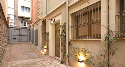 Welcome to our luxury lovely apartment located in the best area of gracia! It is a cozy, modern and comfortable apartment, ideal for couples or groups of 3.