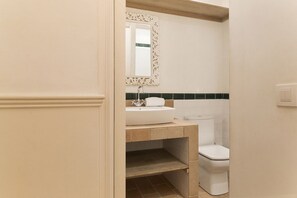 Suihku, hiustenkuivaaja, pyyhkeet, sampoo