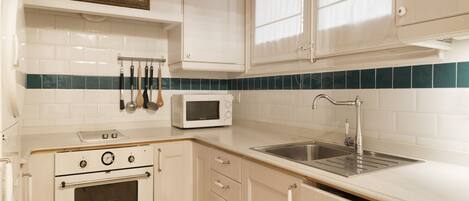 Kjøleskap, mikrobølgeovn, ovn og kokeplater