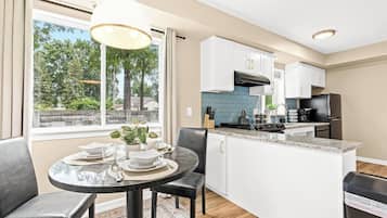 Een koelkast, een magnetron, een oven, een kookplaat