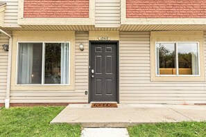 Exterior detail - Step-Free 1BR in Roseville | King Bed | End Unit (Roseville)