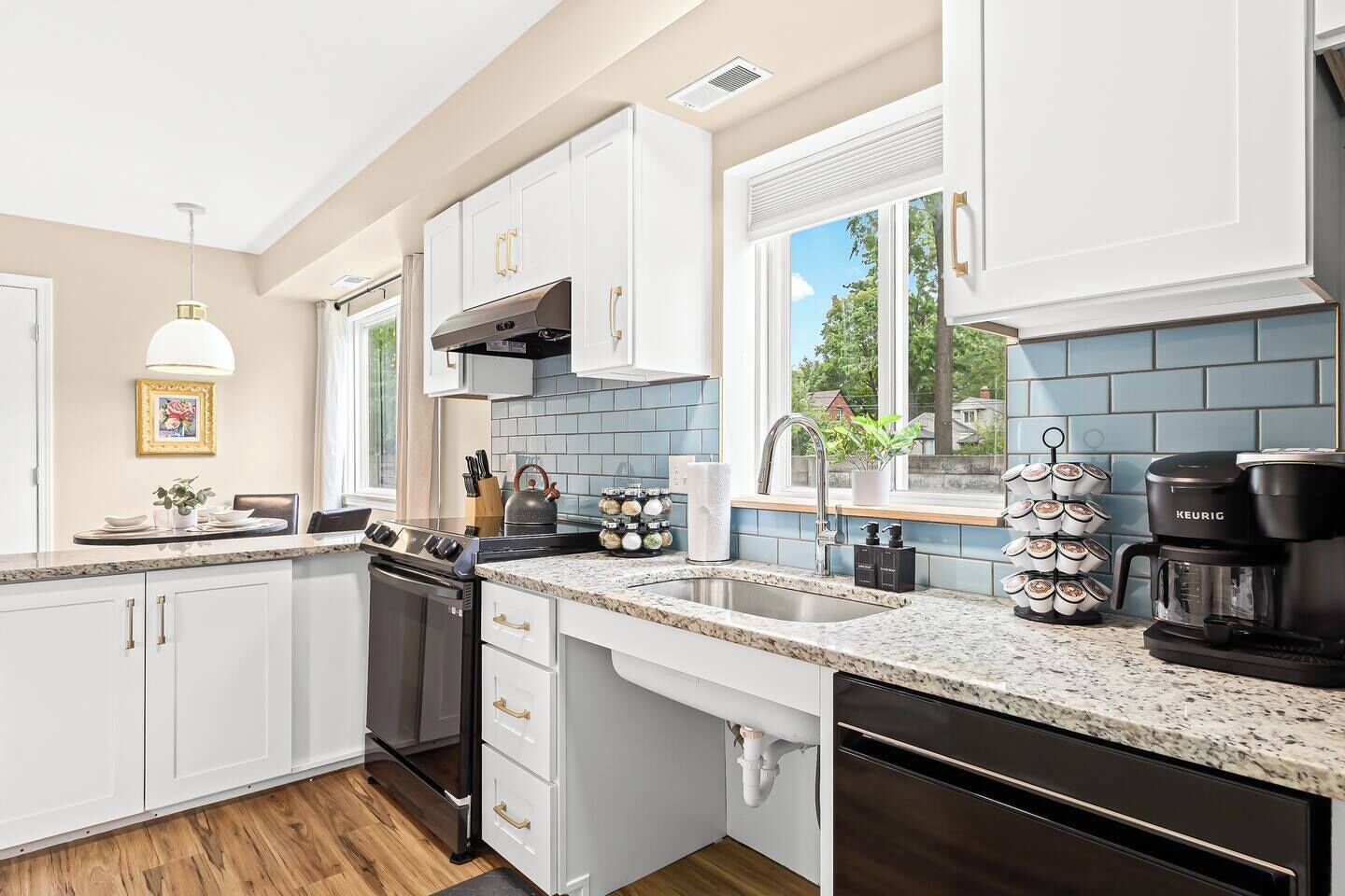 Jääkaappi, mikroaaltouuni, uuni, liesi