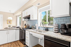 Fridge, microwave, oven, stovetop - Step-Free 1BR in Roseville | King Bed | End Unit (Roseville)