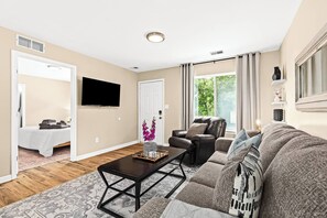 Smart TV - Step-Free 1BR in Roseville | King Bed | End Unit (Roseville)