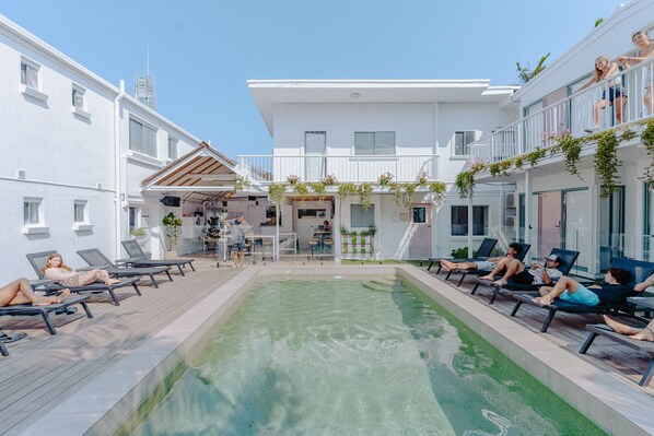 حمّام سباحة خارجي