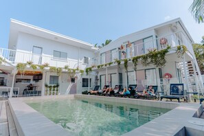 Una piscina al aire libre