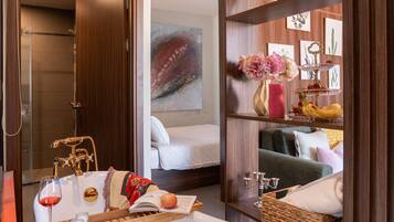 Deluxe Apartment | Bathroom | Hair dryer, slippers, towels