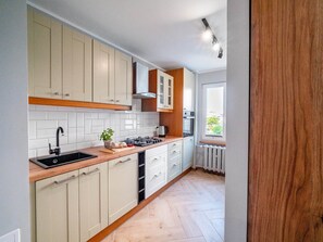 Microwave, dishwasher, cookware/dishes/utensils, freezer - Apartament Przy Lesie Gdynia (Gdynia)