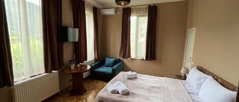 1 habitación, tabla de planchar con plancha, wifi y ropa de cama