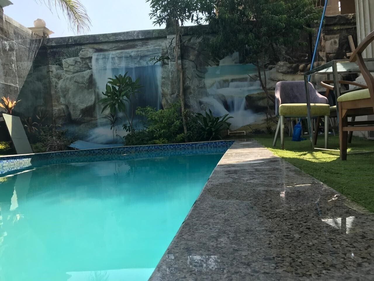 Una piscina techada, una piscina al aire libre