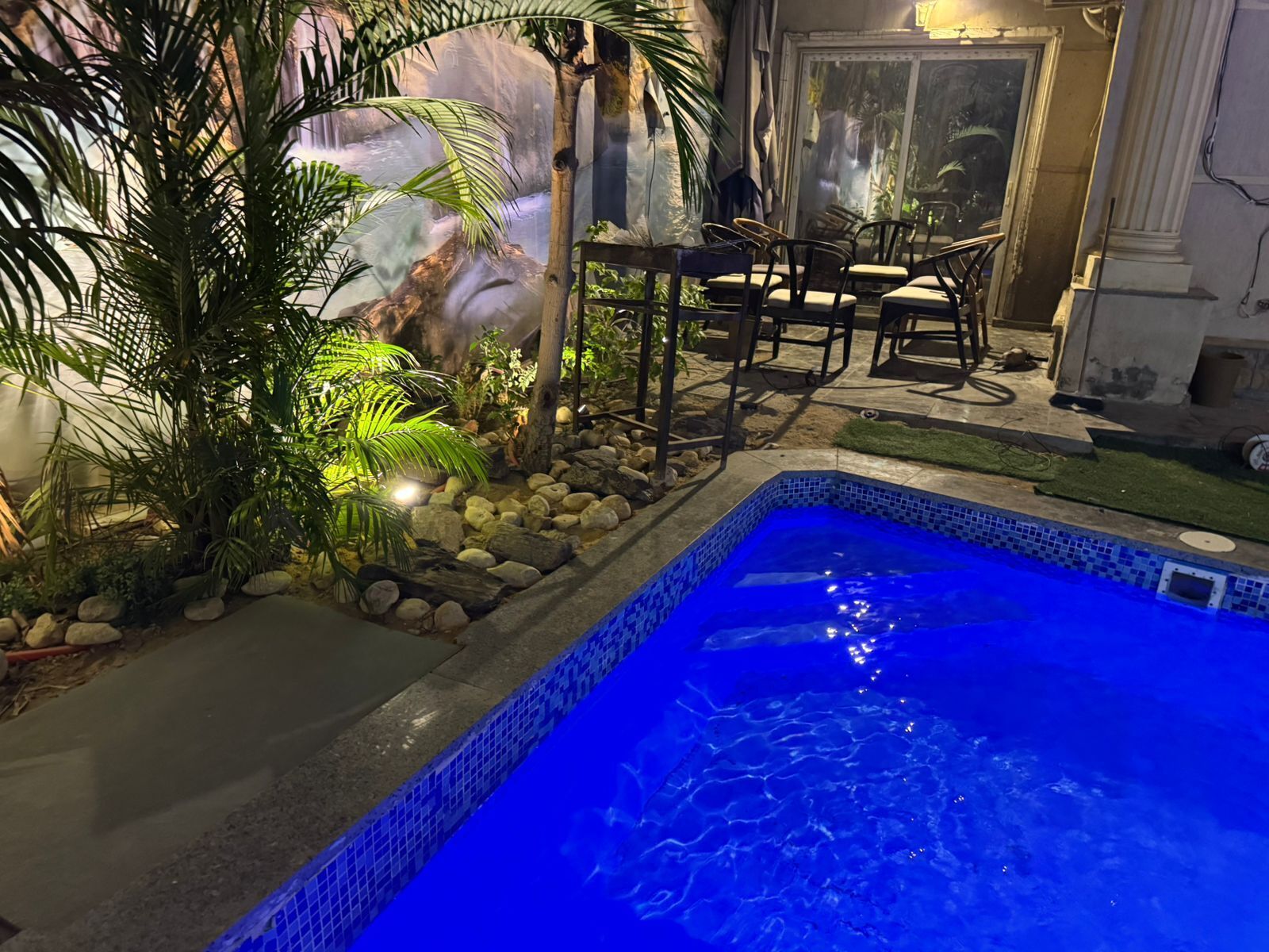 Een binnenzwembad, een buitenzwembad