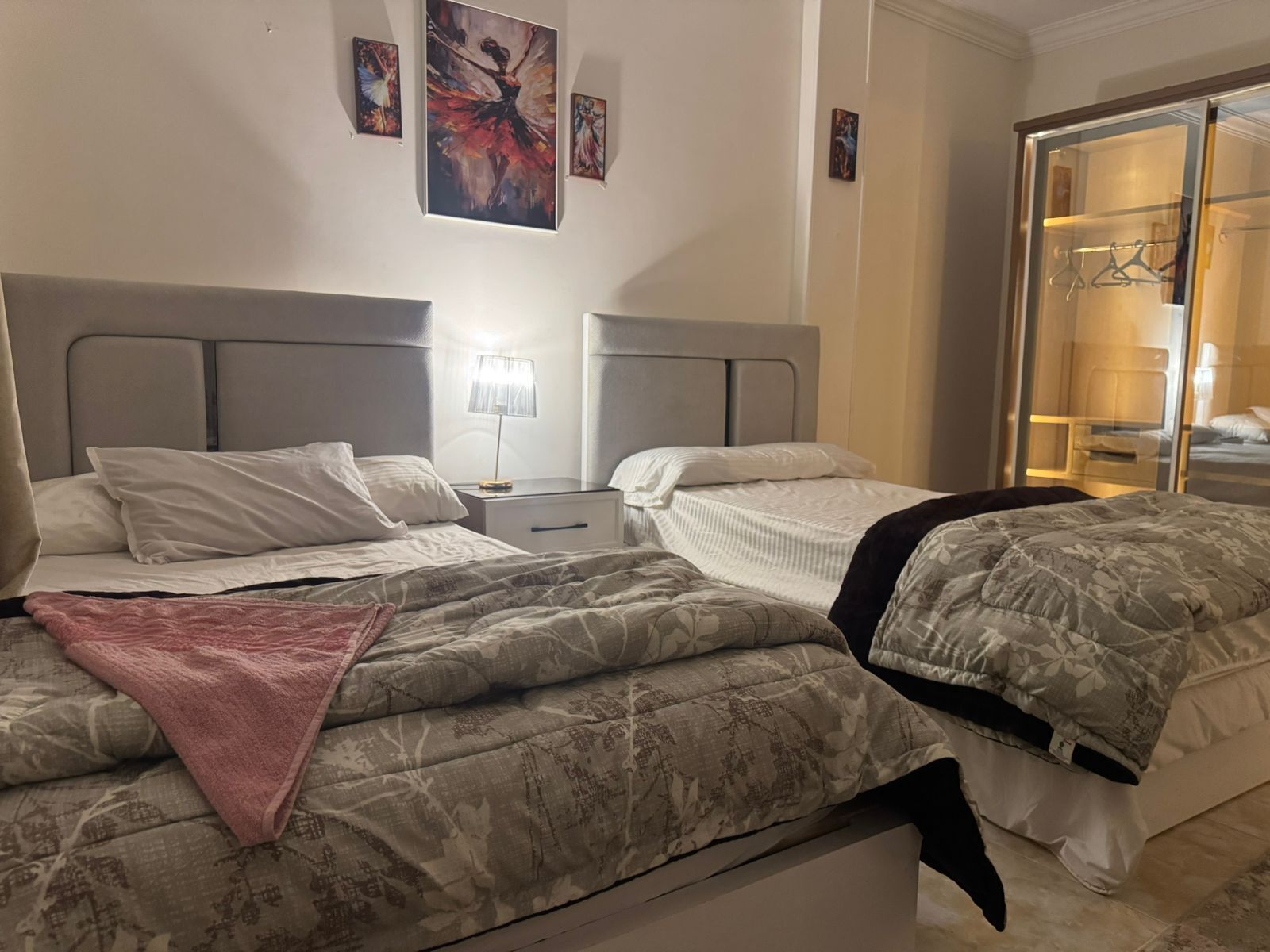 5 habitaciones, caja de seguridad en la habitación y escritorio 