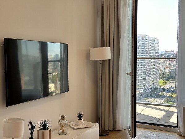 Smart TV - View over the city and castle from the 24. floor, free parking (Bratislava)