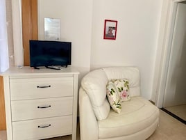 Cubrecamas, escritorio, espacio para trabajar con laptop y wifi gratis 