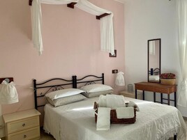 Cubrecamas, escritorio, espacio para trabajar con laptop y wifi gratis 