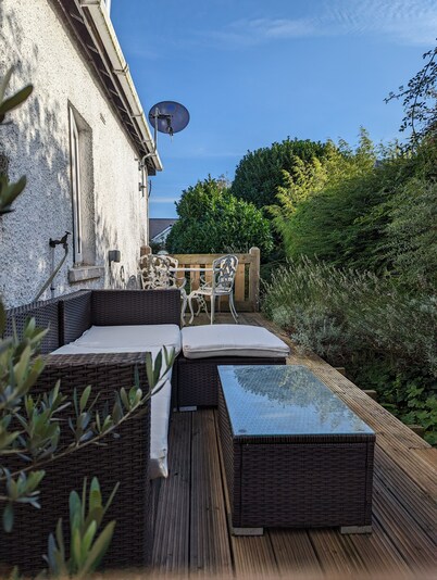 Cartref,1860's Family home
Overlooks Bridgend, Newcastle Castle, Pet Friendly.