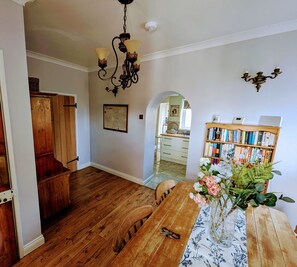 Dining - Cartref,1860's Family home
Overlooks Bridgend, Newcastle Castle, Pet Friendly. (Bridgend)