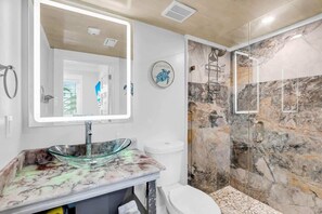 Badewanne, Haartrockner, Handtücher, Shampoo