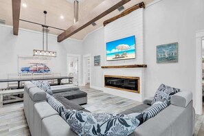 Smart TV, fireplace, offices - Bumpa's Big House - Bring the Grandkids! (Marathon)