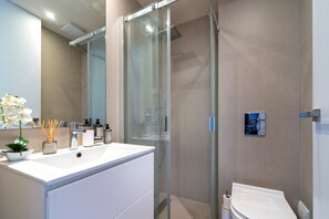 シャワー、ヘアドライヤー、ビデ、タオル