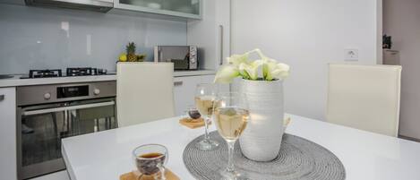 Refrigerador con freezer, microondas, horno, tostadora