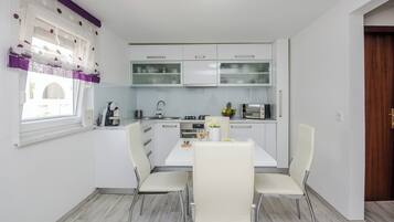 Comfort House | Private kitchen | Full-size fridge, microwave, oven, toaster