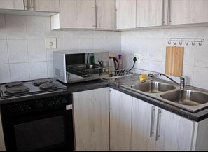 Fridge, microwave, oven, stovetop - Inviting 2-bed Apartment in Durban (Durban)