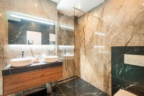 Jetted tub, hair dryer, towels, soap - Le Cupidon, studio élégant pour une escapade au cœur de Lorient (Lorient)