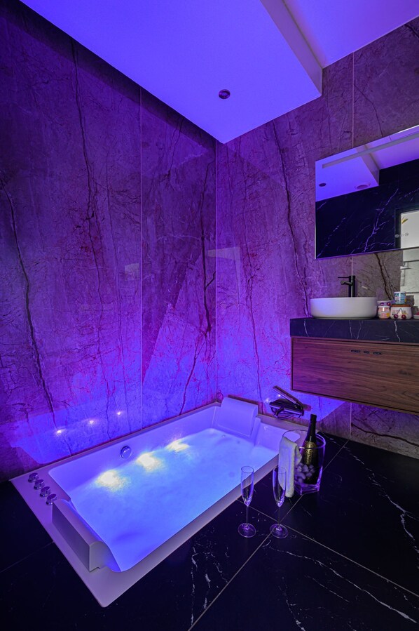 Vasca idromassaggio, asciugacapelli, asciugamani, sapone