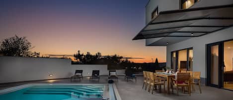 Una piscina al aire libre