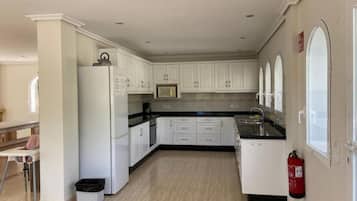 Een magnetron, een oven, een kookplaat, een vaatwasser