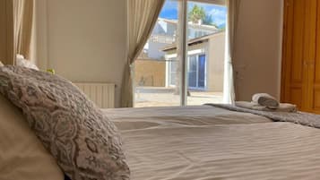 10 slaapkamers, een bureau, een strijkplank/strijkijzer, wifi