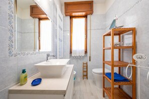 Douche, sèche-cheveux, bidet, serviettes fournies