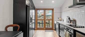 Charm on Forster – Great for Groups & Pet Lovers