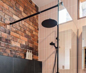 Shower, hair dryer, towels - Charm on Forster – Great for Groups & Pet Lovers (Invermay)