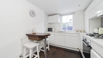 Departamento | Cocina privada | Refrigerador, microondas, horno y parrilla de estufa