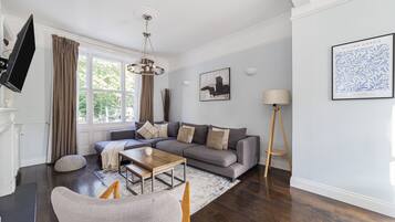 Apartment | Living area | 37-inch flat-screen TV with cable channels, Netflix, streaming services