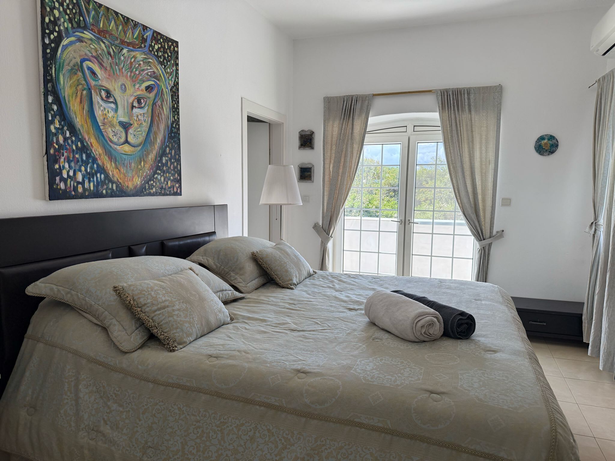 6 dormitorios, tabla de planchar con plancha, wifi y ropa de cama